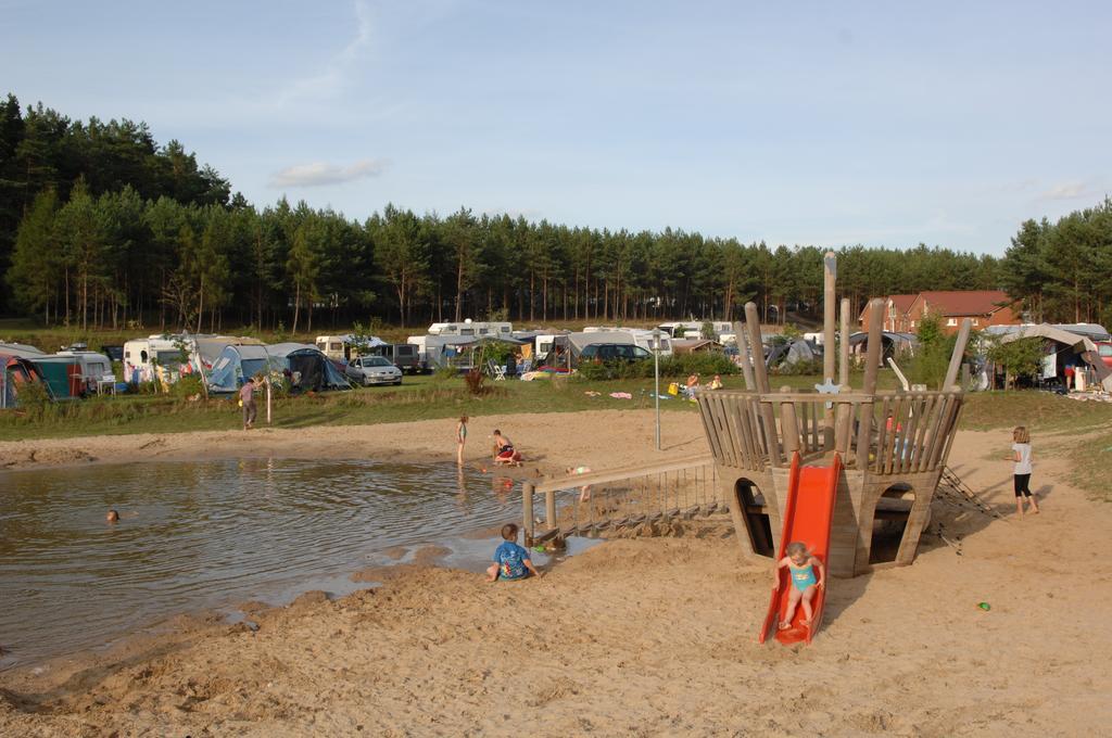 Camping-Und Ferienpark Havelberge Gross Quassow Ruang foto